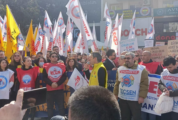 Öğretmen Fatma Nur Çelik’in öldürülmesine eğitim emekçileri Manisa’da da “Artık Yeter” dedi!