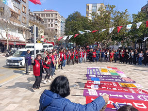 YAŞASIN 8 MART!
Genel İş üyesi emekçiler; esnek çalışmaya, şiddete, savaşa, laiklik karşıtı uygulamalara, vergi adaletsizliğine karşı alandaydı