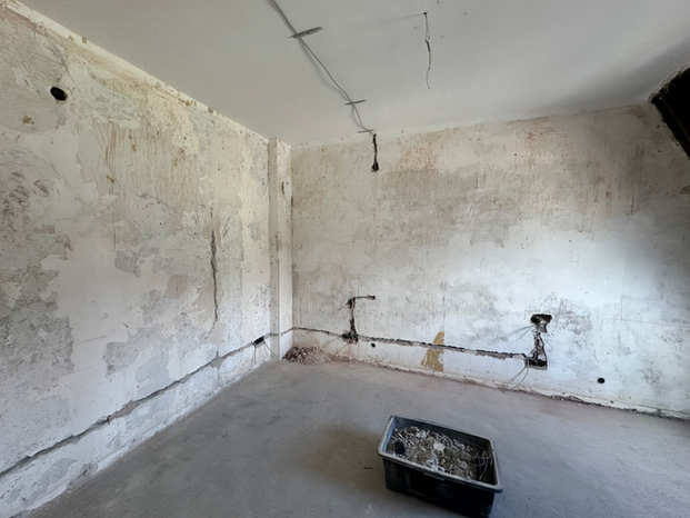 Fachgerechte Leitungsverlegung in der Wand für eine sichere Elektroinstallation