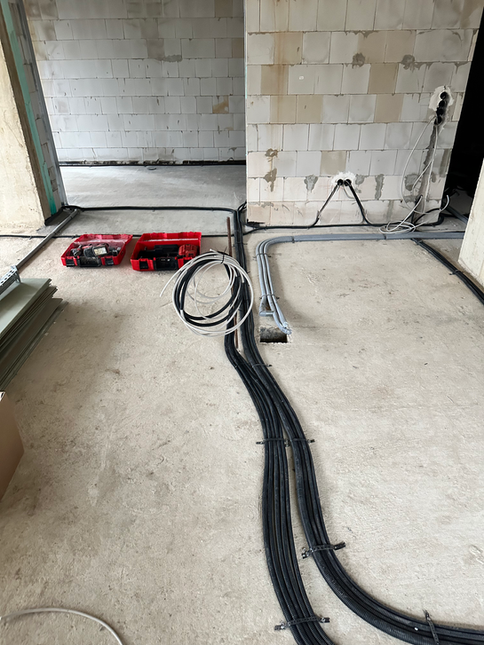 Fachgerechte Verlegung von Leerrohren im Boden zur flexiblen Nachrüstung von Kabeln und für eine langlebige Elektroinstallation.