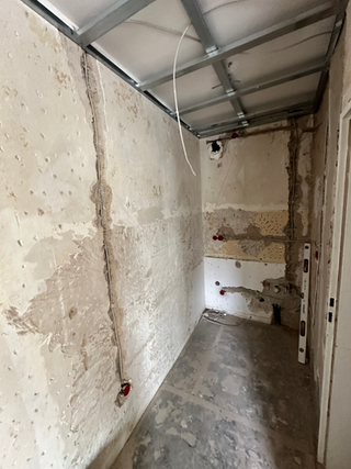 Schlitzplanung und Leitungsverlegung in Wand und Decke für Gebäudeinfrastruktur