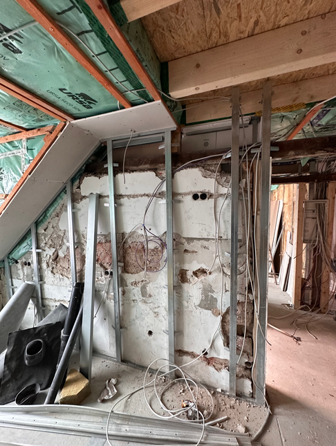 Fachgerechte Verlegung von Stromleitungen in der Ständerwand als Vorbereitung für die Elektroinstallation in der Küche.