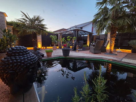 Moderne Außenbeleuchtung mit LED-Technik für Garten und Terrasse.