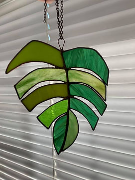 Monstera leaf. 4 different colors. H:7.75"X7.25