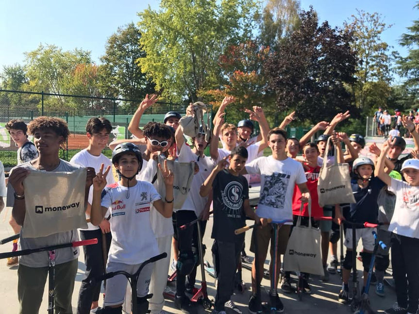 Groupe de participants compétition trottinette.