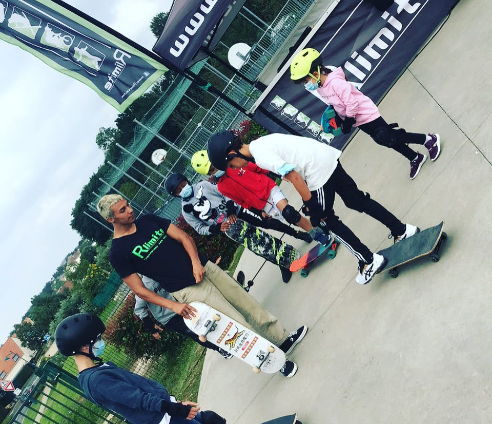 Glisse urbaine et apprentissage du skateboard.