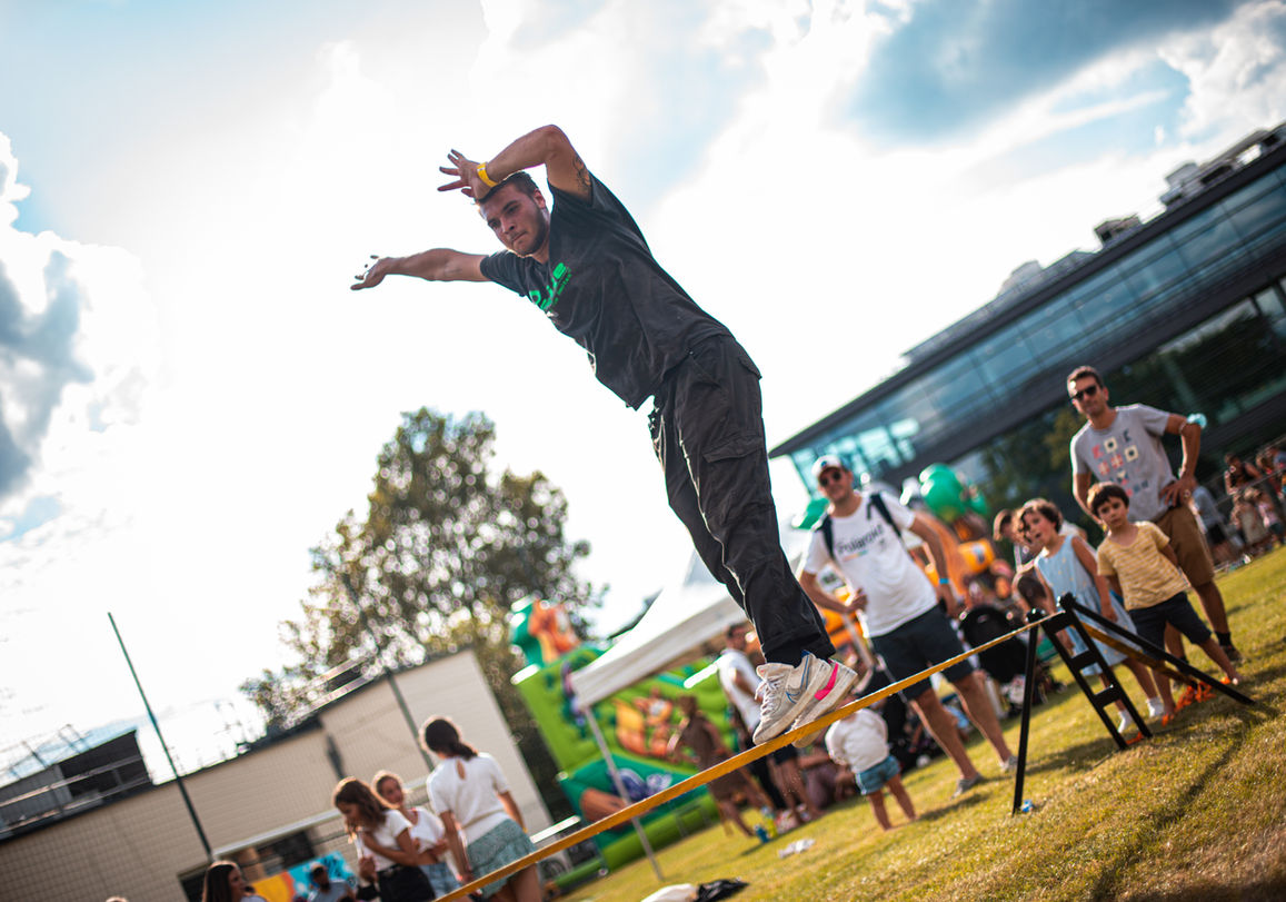 Animateur Rlimite sur une slackline.