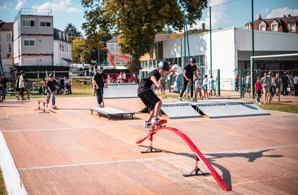 Aire de loisirs avec différents modules pour la glisse urbaine.