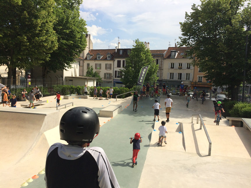 Animation d'un skate park en centre-ville.