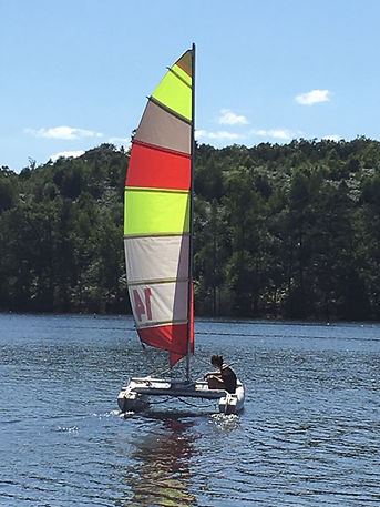 Pratiquer la voile sur un lac sauvageen Corrèze C'est possible grace à la Station Postr Nature Haute Dordogne basé à Marcillac-la-Croisille