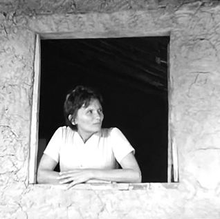 Siete postales al alcance oído y una fotografía familiar por el cumpleaños de Elizabeth Altino Texeira