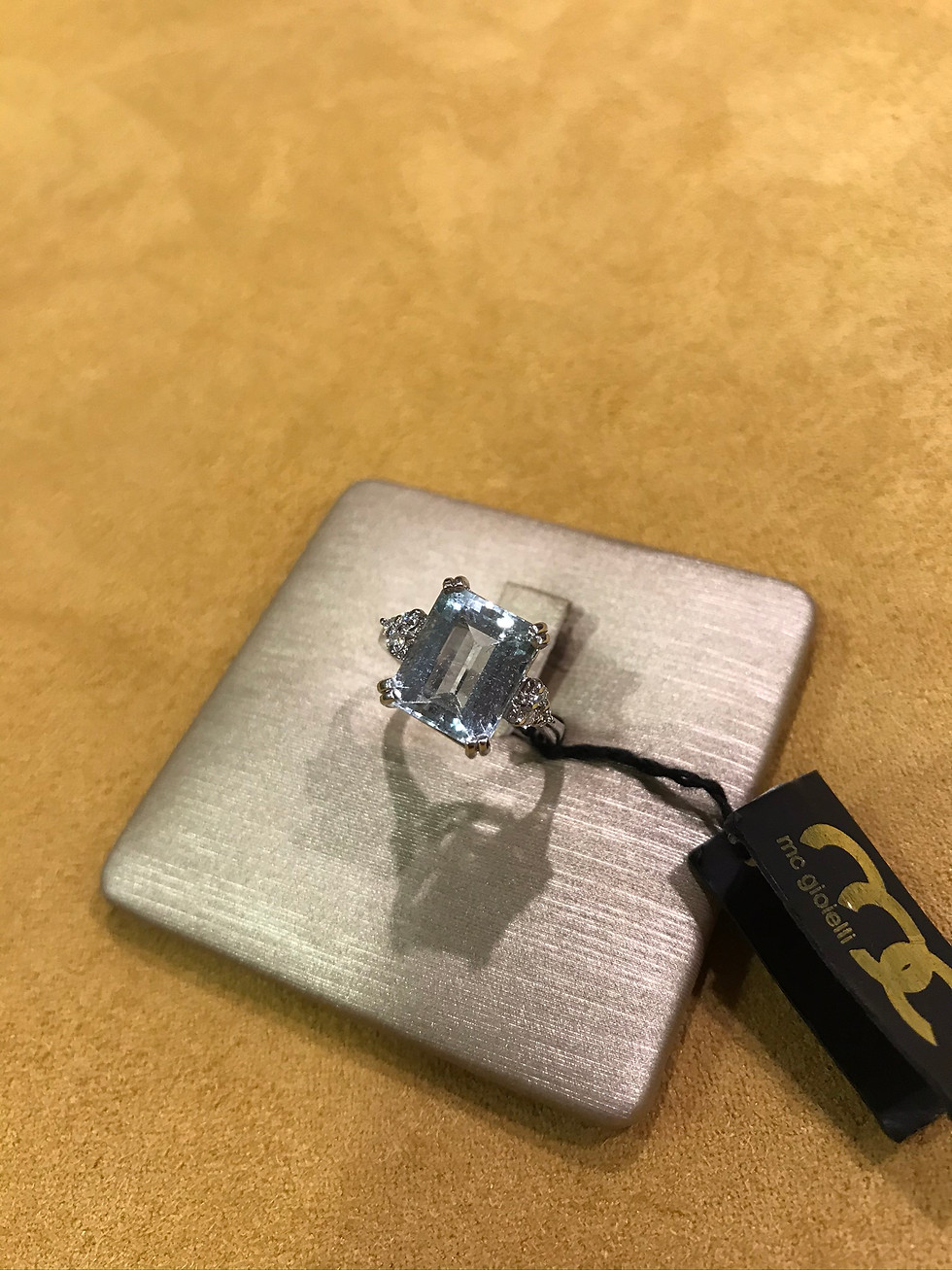 Miniatura: Anello in oro bianco con Acquamarina taglio smeraldo e diamanti