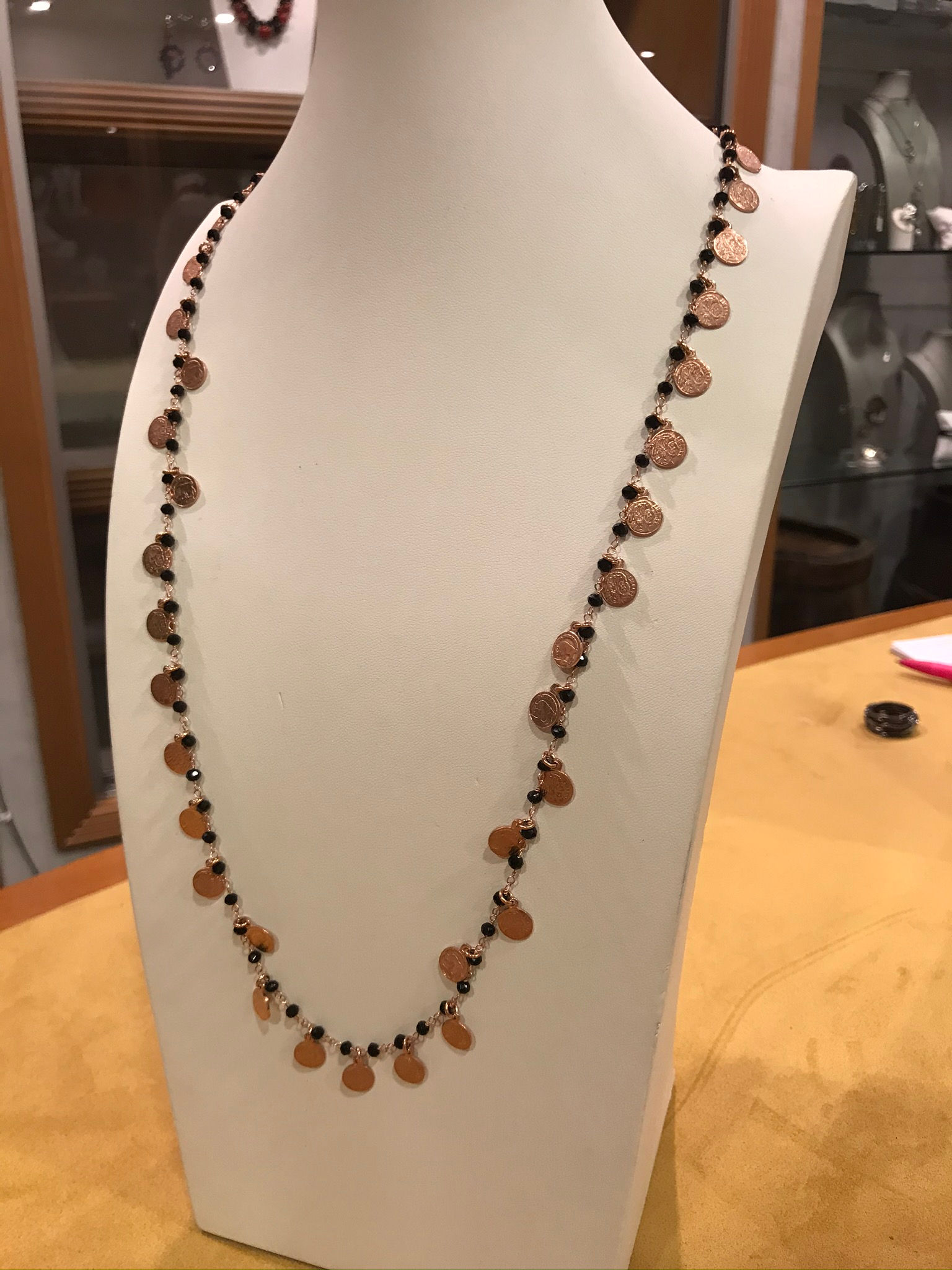 Collana lunga in argento laminata oro rosa e pietrine nere