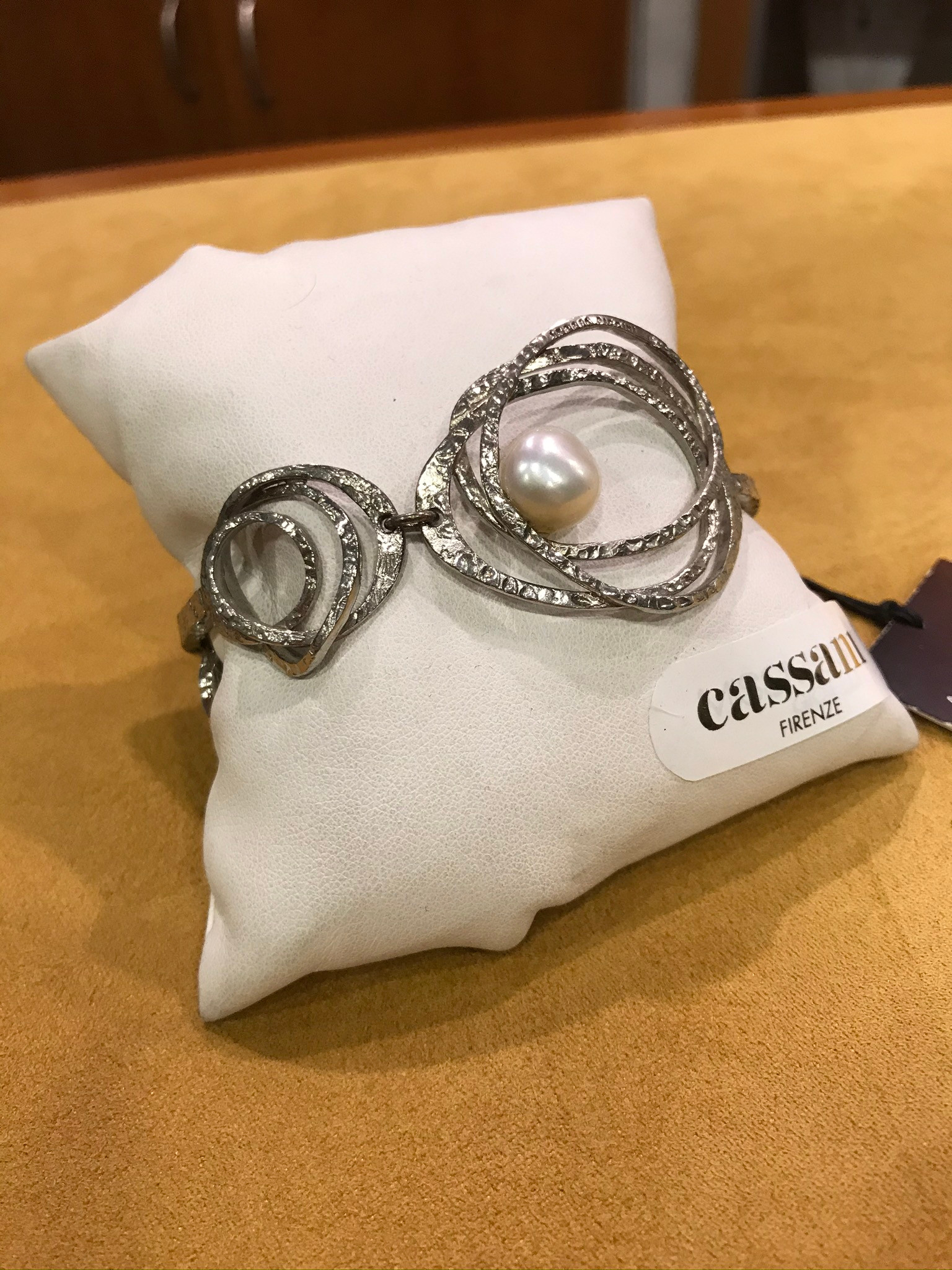 Bracciale in argento lavorato a mano con perla barocca