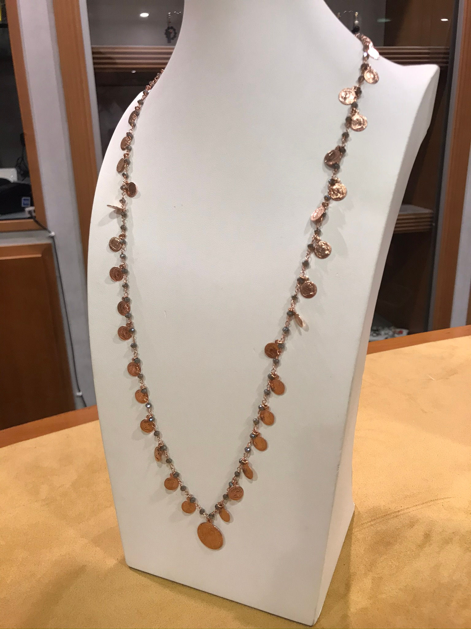 Collana lunga laminata oro rosa con monetine