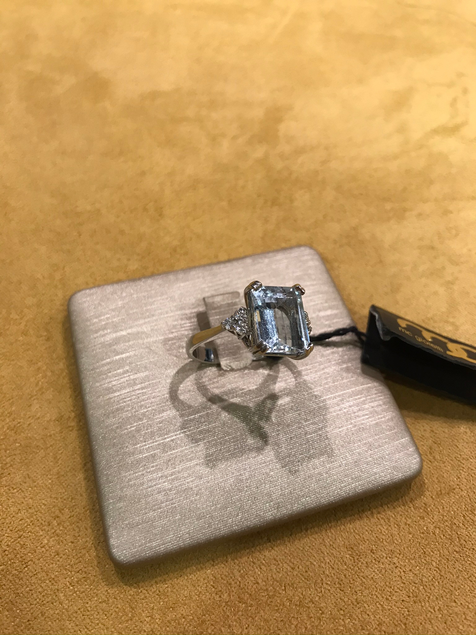 Anello in oro bianco con Acquamarina taglio smeraldo e diamanti