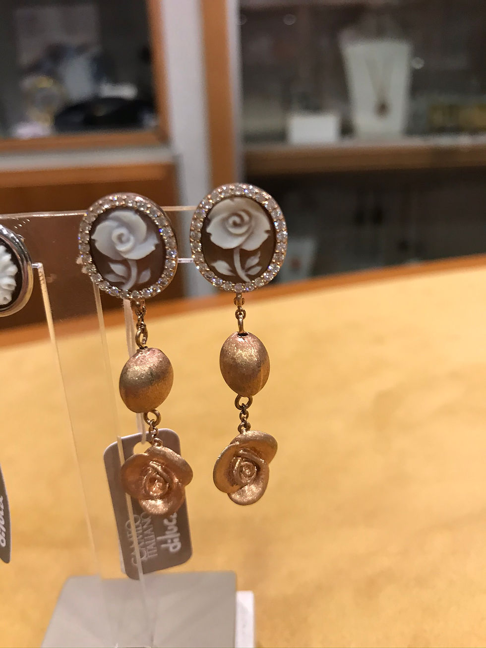 Miniatura: Orecchini in argento con Camei
