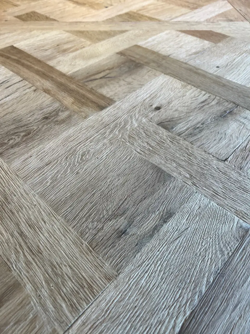 Thumbnail: Oak Leaf Garland Dining table