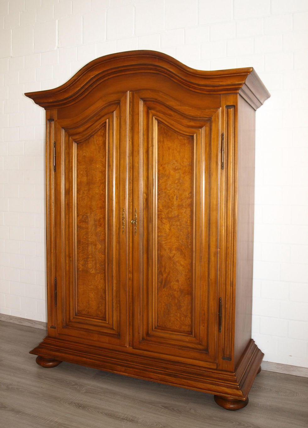 Miniaturbild: Bauernschrank (Nr.1240) Garderobenschrank SELVA Wurzelholz Nussbaum