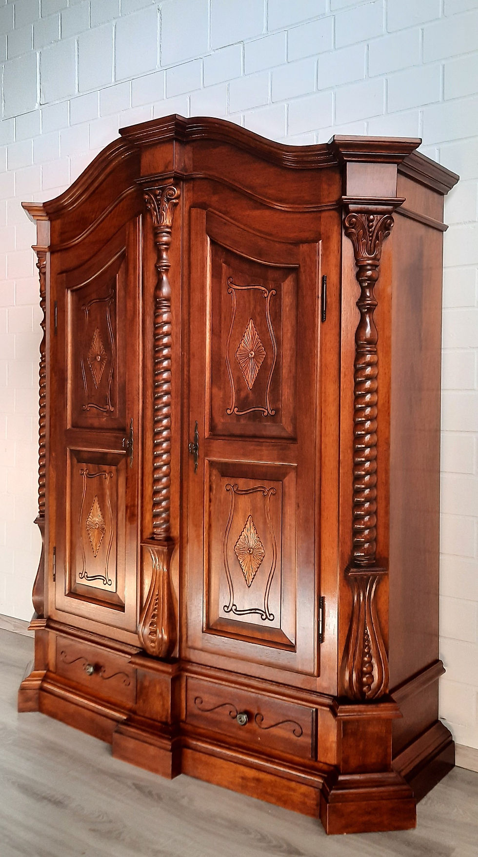 Miniaturbild: Bauernschrank (Nr.1286) Nußbaum lackiert