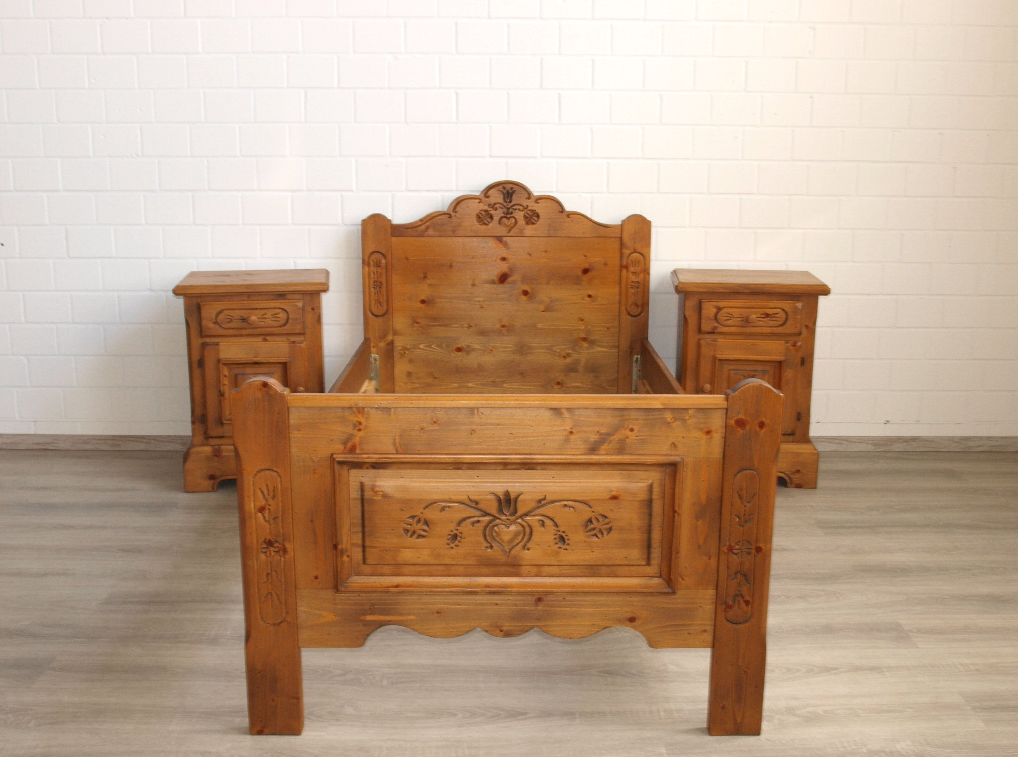 Bett (Nr.723) Voglauer Anno 1600 inkl. 1 Nachtschrank