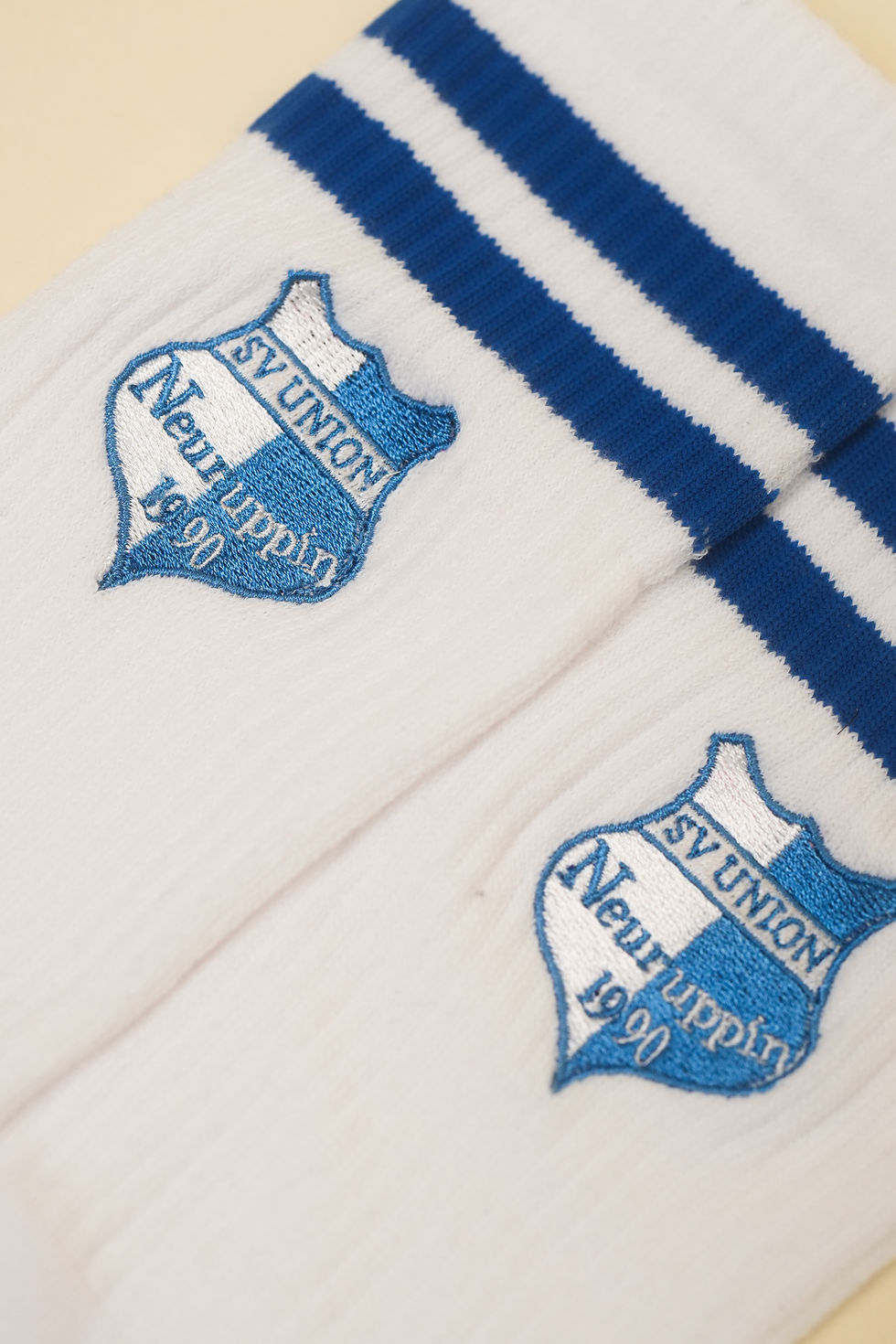 Miniaturbild: Personalisierte bestickte Socken aus Bio-Baumwolle mit Wunschtext und Wunschlogo