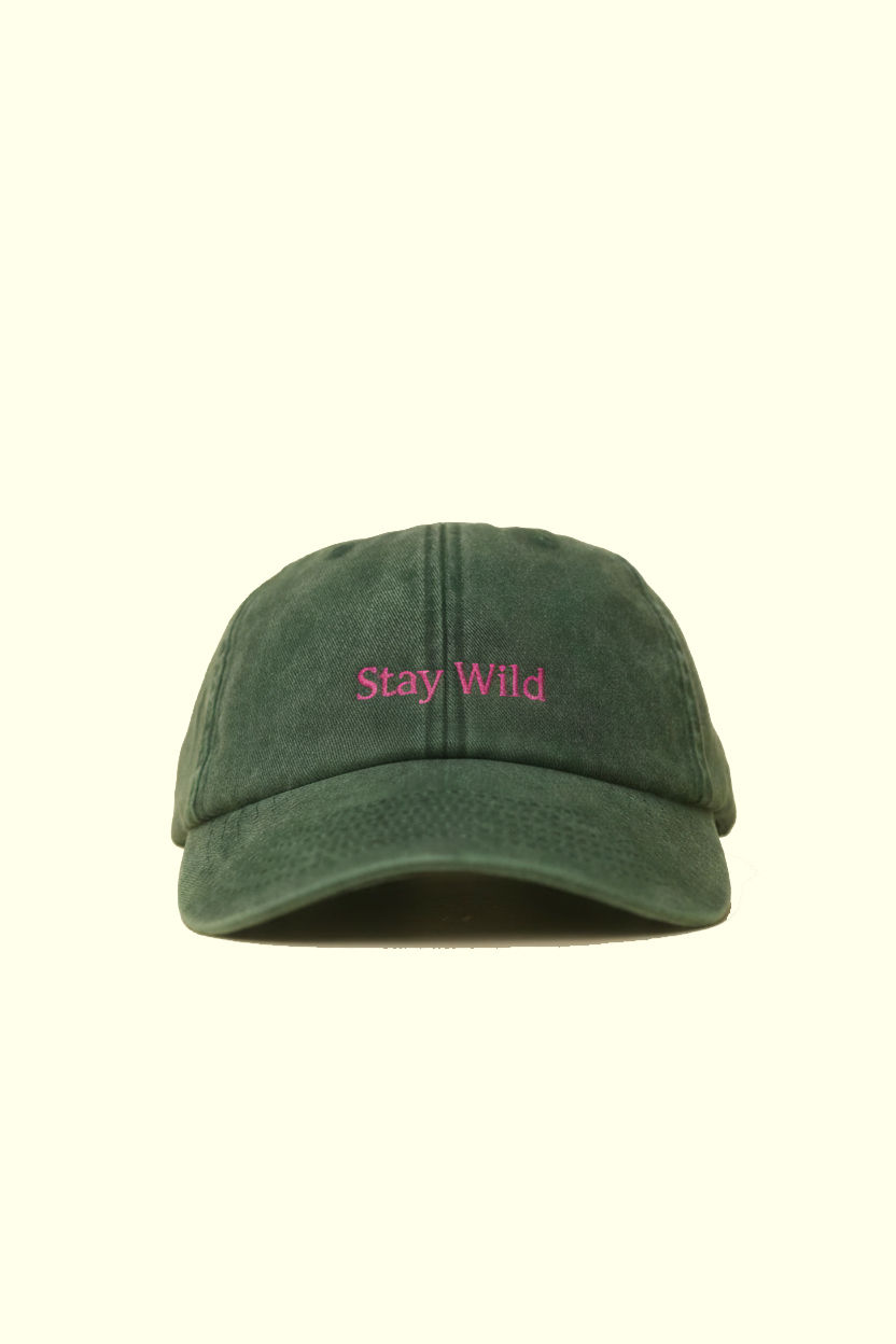 Miniaturbild: Stay Wild Cap im Vintage-Look mit hochwertiger Stickerei, Unisex Baumwoll-Cap für Streetwear auf hellem Hintergrund