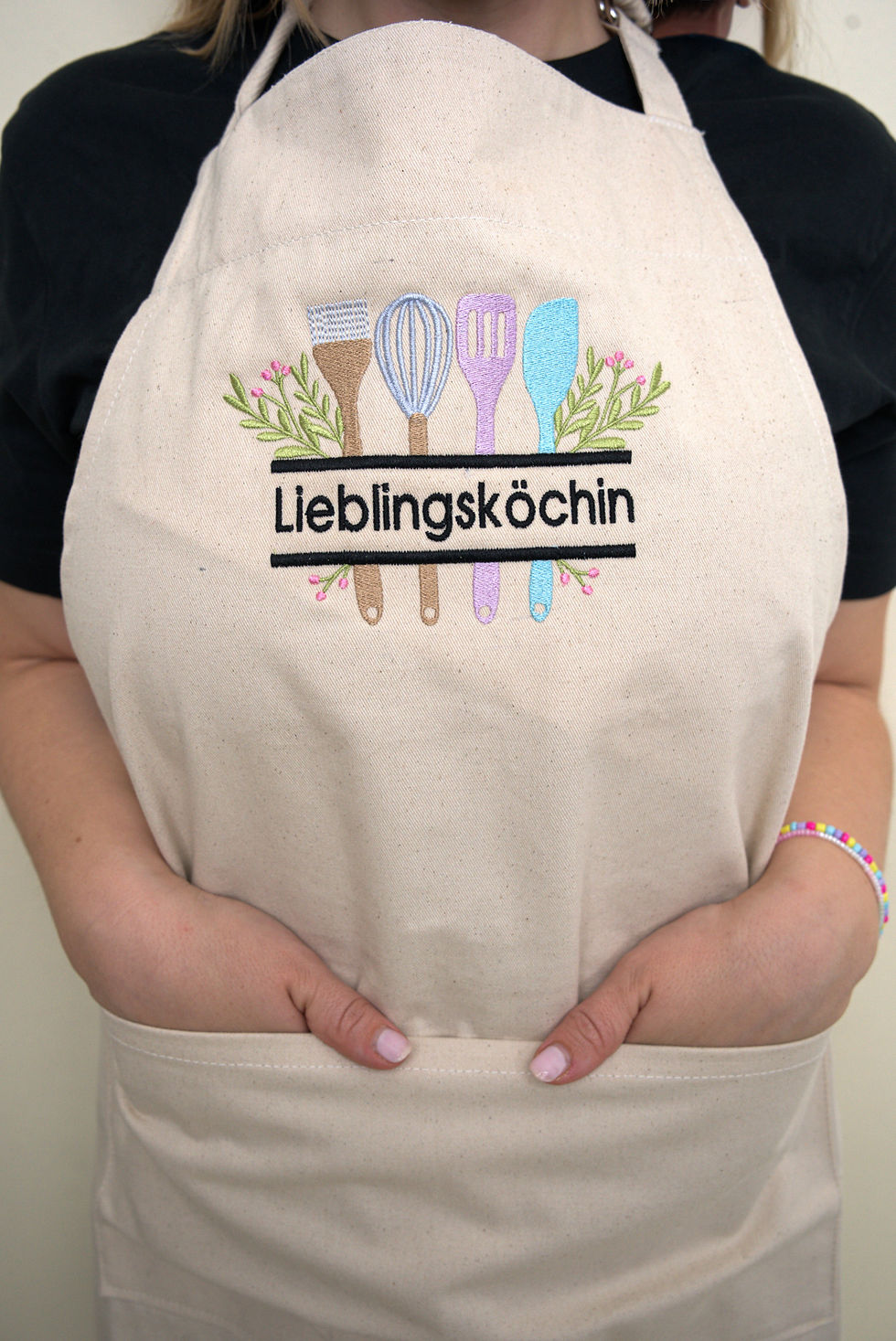 Pamula personalisierte bestickte Schürze aus 100% Baumwolle mit Wunschtext und Wunschlogo – perfekte Geschenkidee für Hobbykö