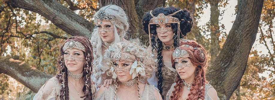 Die Musen by Lidia Buonfino, Künstlerinnen, griechische Göttinnen mit Kopfschmuck und fantastischen Frisuren in Gold und weiß