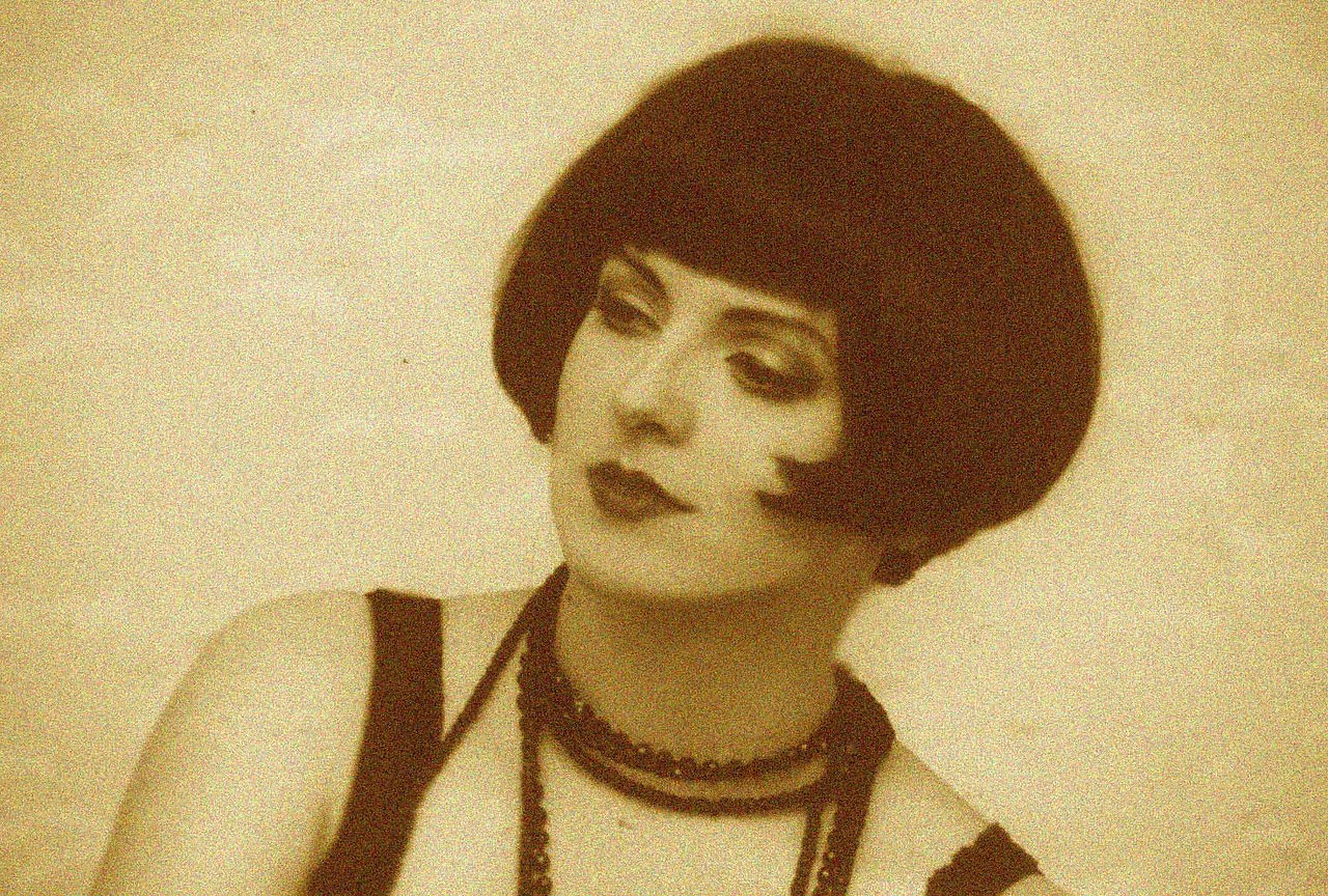 20er Flapper Girl historischer Walk Act, Sepia Vintage Portrait historische Frau dunkle zwanziger Jahre Bobfrisur, schwarze Perlenketten