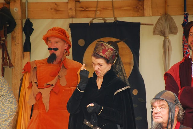 historische Dame Walk Act historische Dame Walk Act: Frau mit weißer Spitzenhaube und weißem Kragen in schwarzem Renaissance Samtkleid, hält Hände verschränkt, mit verkniffenem, ablehnendem Gesicht. Friederike Auguste Freiin von Mentzingen in Hoya