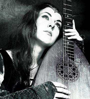 Frau im Mittelalter Gewand mit langen Haaren und Stirndiadem, hält eine Gitarrenlaute und lehnt mit dem Kopf verträumt gegen den Lautenhals