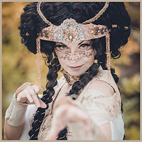 Lidia Buonfino Portrait, Muse, griechische Göttin, Kopfschmuck, Jugendstil, Klimt, Frisur, goddess hairstyle, Mnemosyne, Melpomene