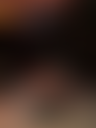 Zwei bunte Cocktails – einer fruchtig, einer cremig – in stylischer Frankfurter Bar mit gemütlicher Atmosphäre