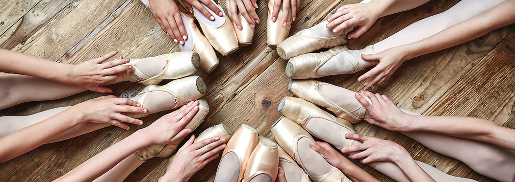 Bailarinas sentados en un círculo