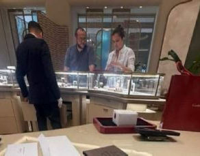 Captan a Jose Ramón López Beltran en tienda de lujo.