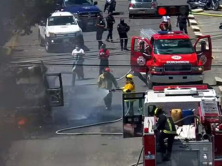 Se incendia ambulancia en calles de Pachuca.