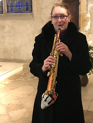 Anne-Louise jouant du saxophone soprano