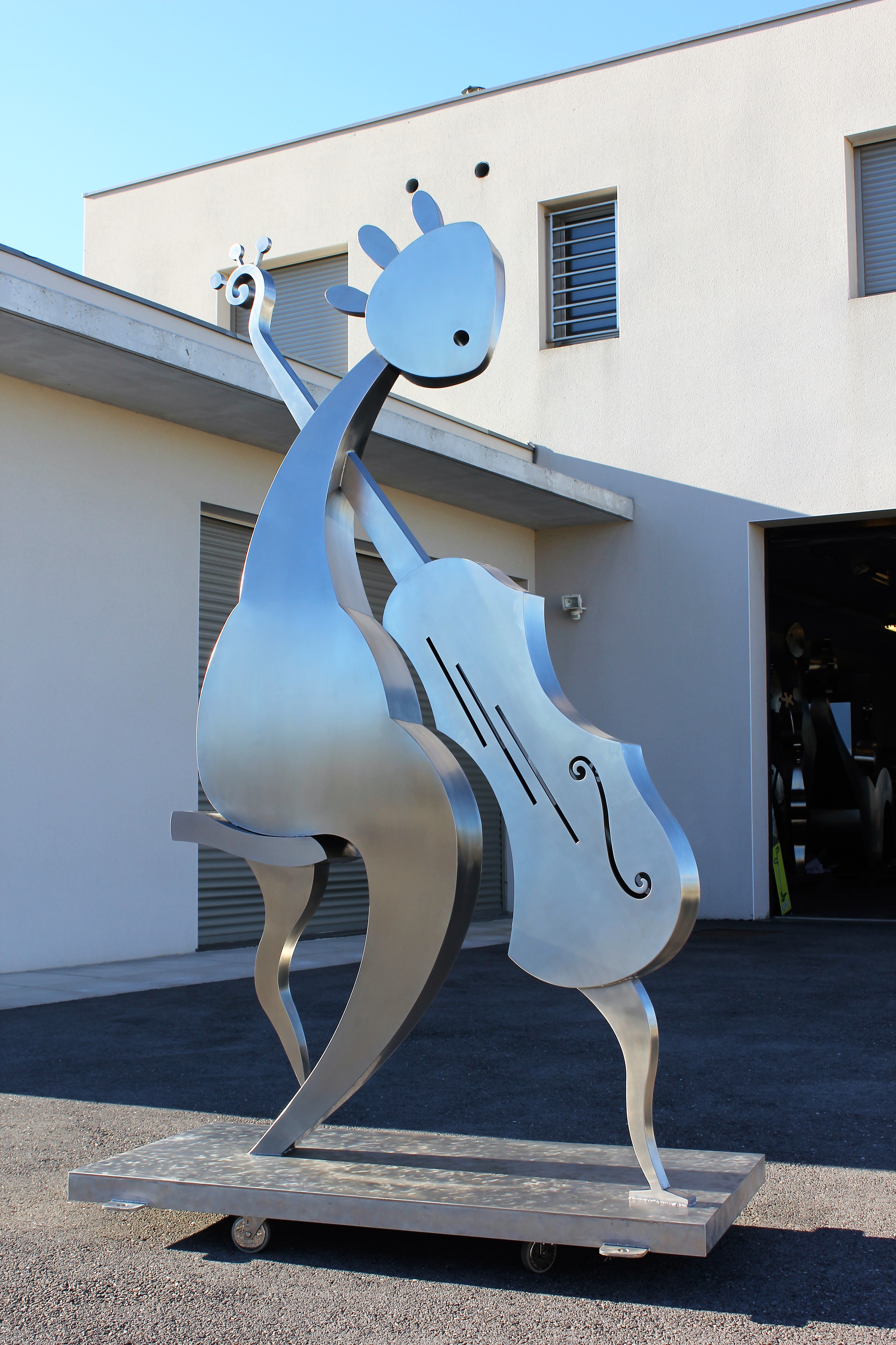 LA VIOLONCELLISTE 1.27X0.60m Ht 2.10m