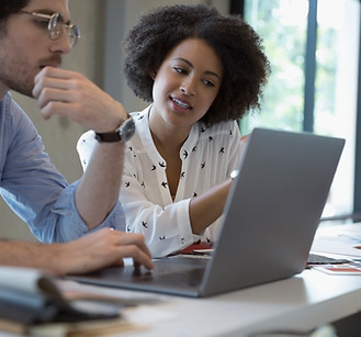 Colegas que trabalham no escritório