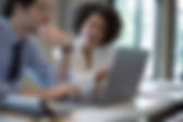 Colegas que trabalham no escritório