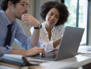Collègues travaillant au bureau