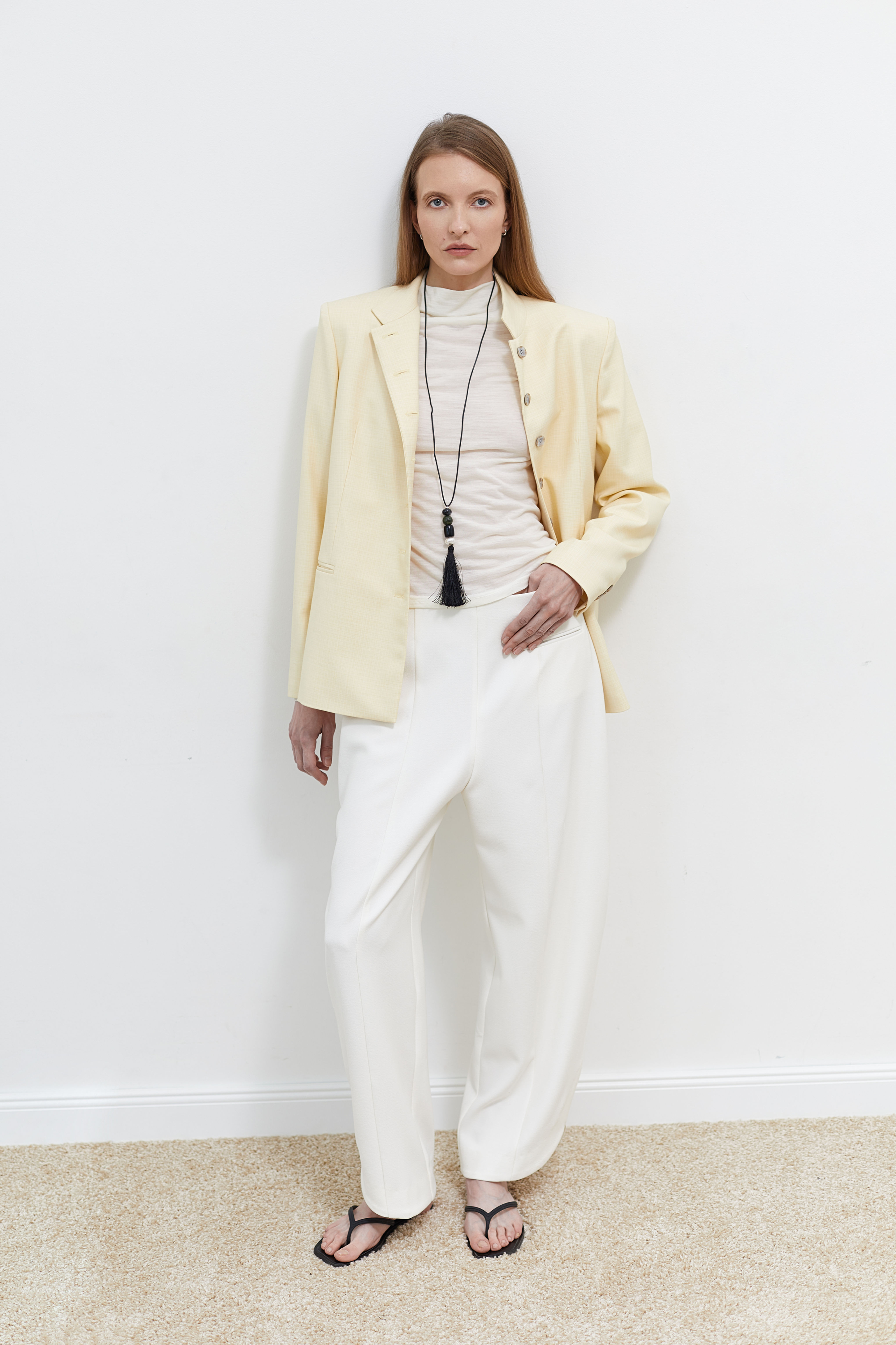 Брюки зі стрілками округлої форми.