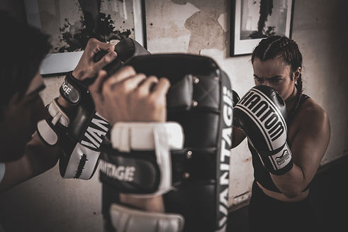 Selbstverteidigungstraining mit Pratzen im DOJO Essen