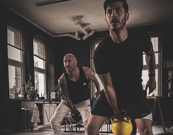 2 Athleten beim Kettlebell Trainiung im PErsonal Training in Essen