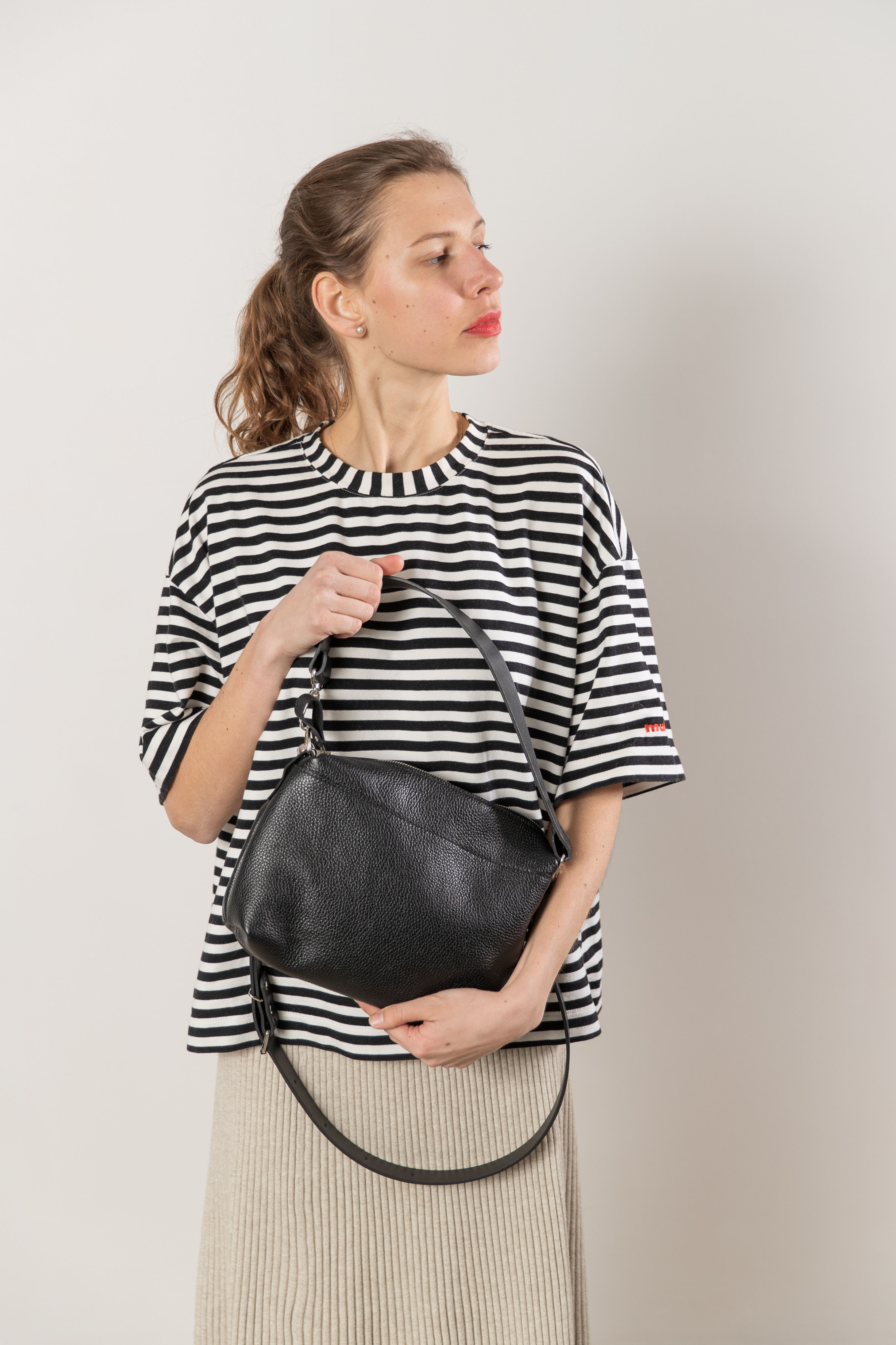 ROBIN LEATHER POUCH WITH TWO HANDLES IN BLACK