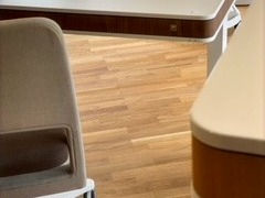 Moll T7 Arrangement elektrisch verstellbarer Tisch für den Wohnbereich mit Design Stuhl S9