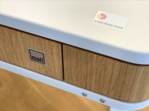 Moll elektromotorisch höhenverstellbarer Schreibtisch hochwertige Materialien, Echt-Holz, reddot design award