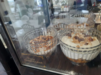 A twix cheesecake looking tasty.