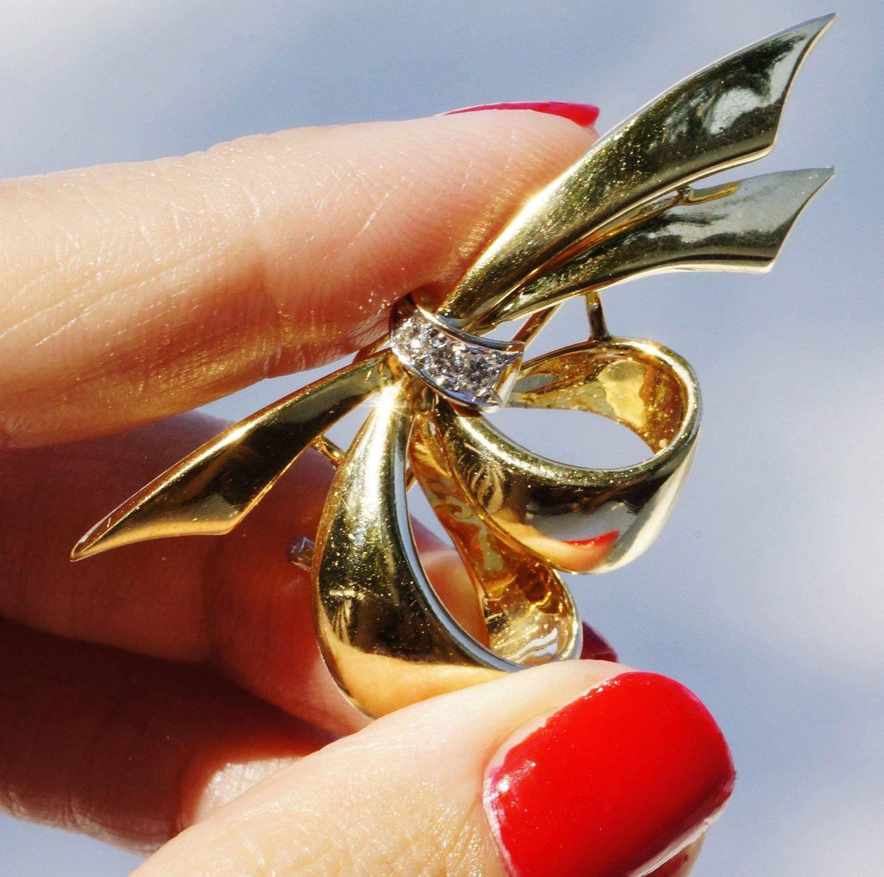 18K GOLD DIAMOND BOW BROOCH PIN PENDANT